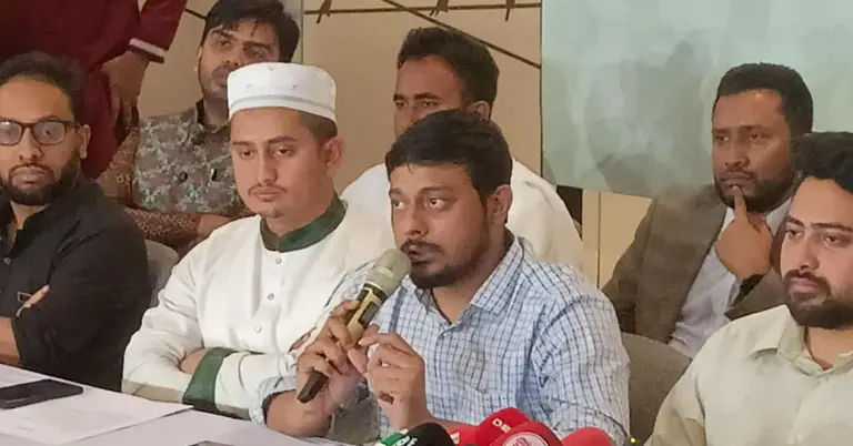 সংবাদ সম্মেলনে কথা বলছেন নাসীরুদ্দীন পাটওয়ারী